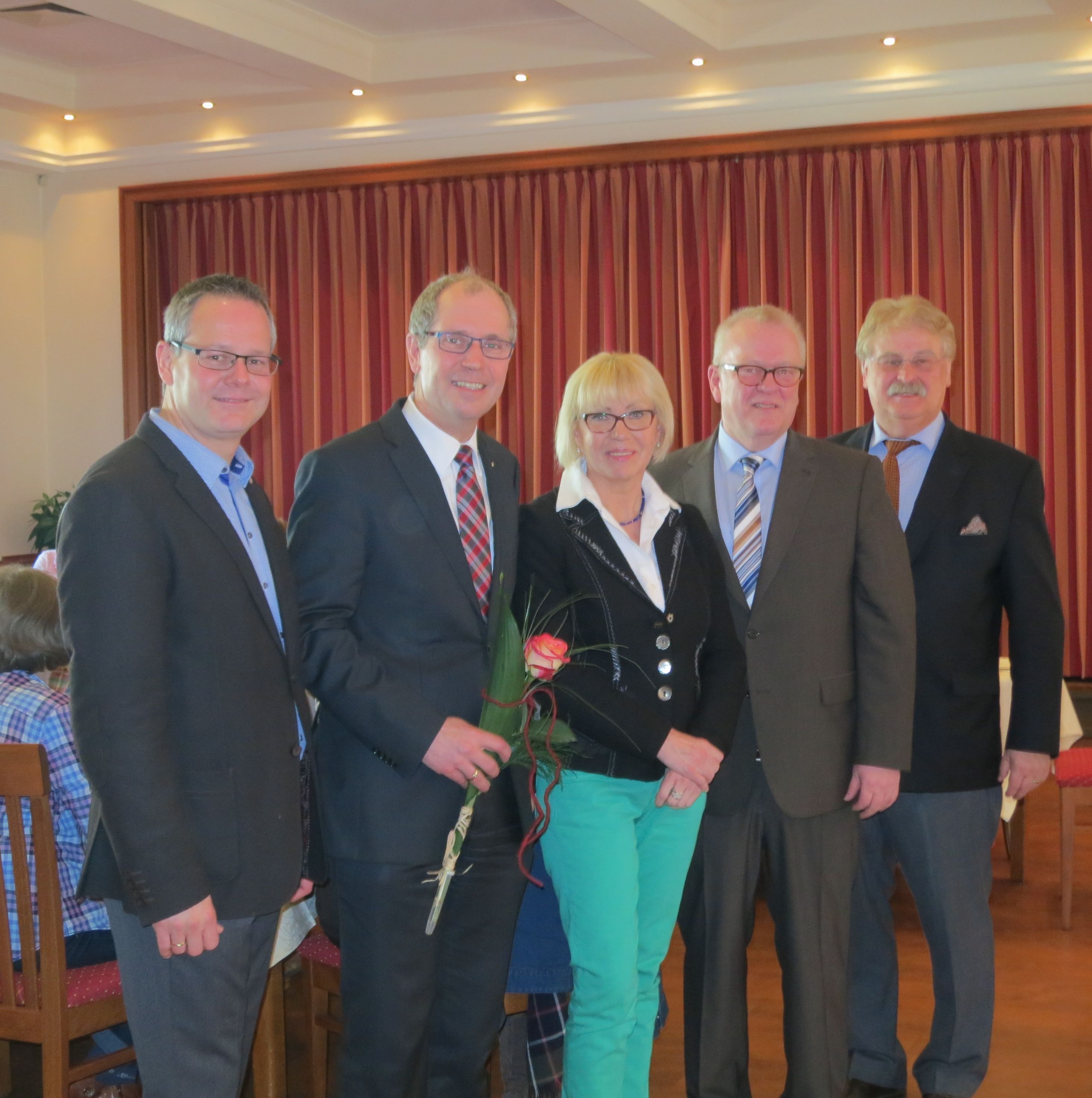 Foto von links: Volker Jung MdL, Manfred Mller Landrat, Maria Beckmann-Junge, FU STVB Vorsitzende, BM Winfried Menne und Elmar Brok, Europaabgeordneter